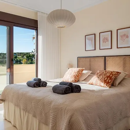Sol Vista Penthouse Ref #93 アパート エステポナ